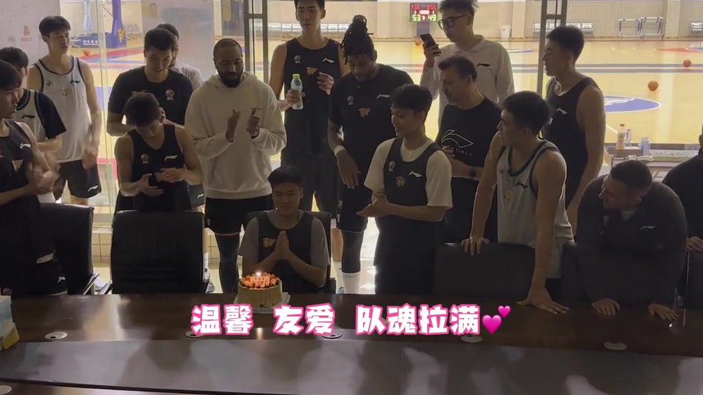 依旧逃不过！黄荣奇生日被队友强力摁进蛋糕里 莫兰德还继续恶搞