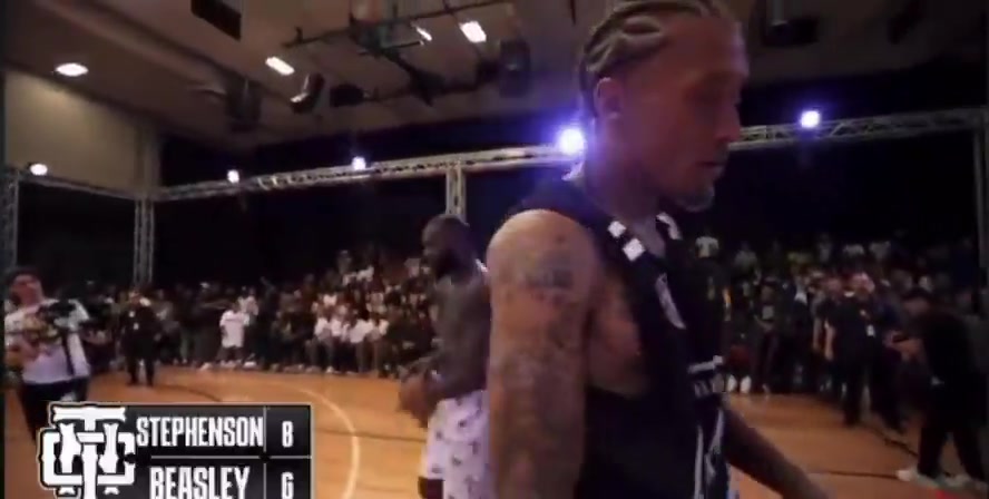 师弟与比斯利单挑过程中与场边球迷爆发冲突✊🏿场面十分混乱